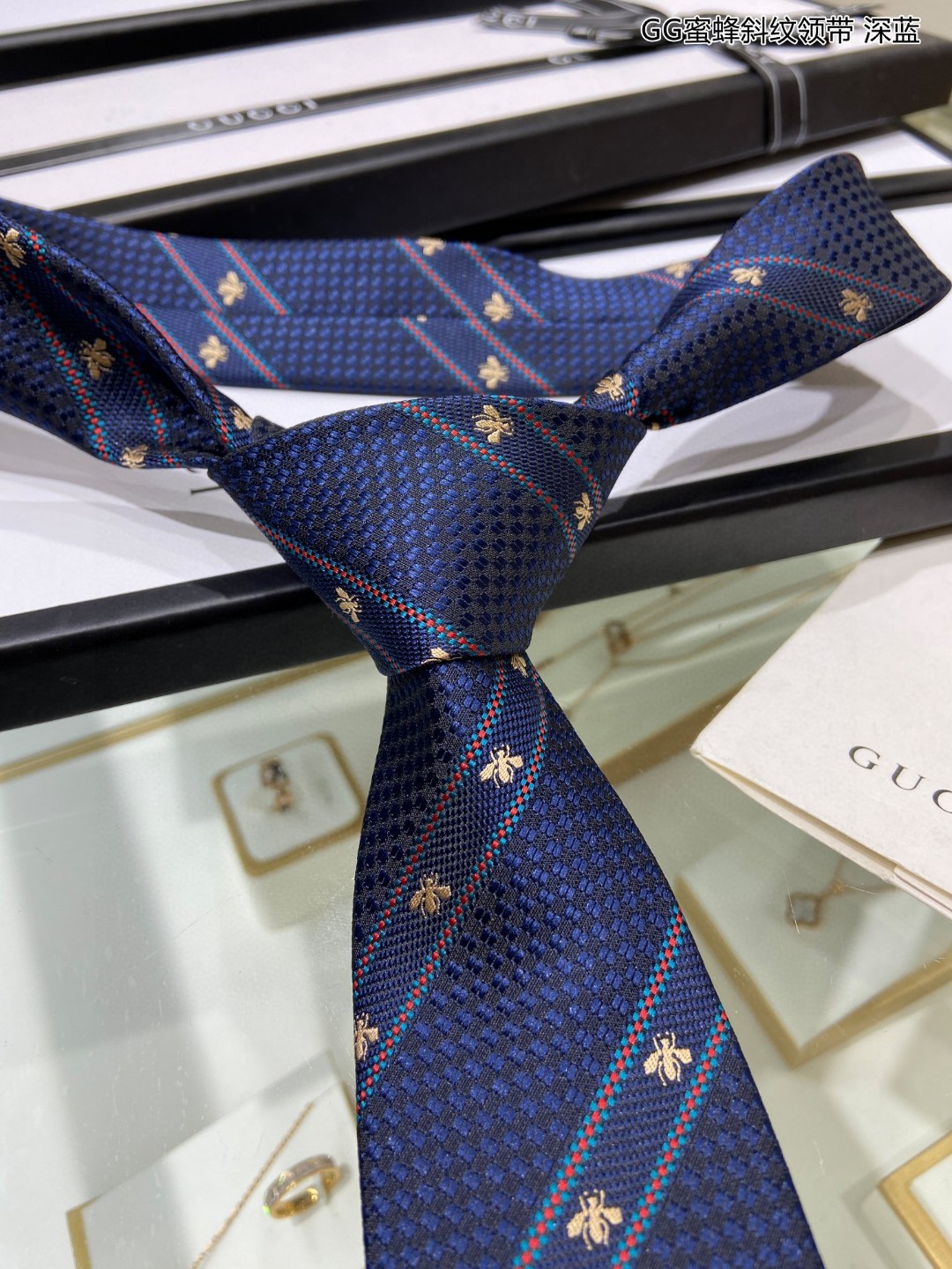 上新G家男士领带系列GG蜜蜂斜纹领带稀有展现精湛手工与时尚优雅的理想选择这款领带将标志性的主题动物小蜜蜂