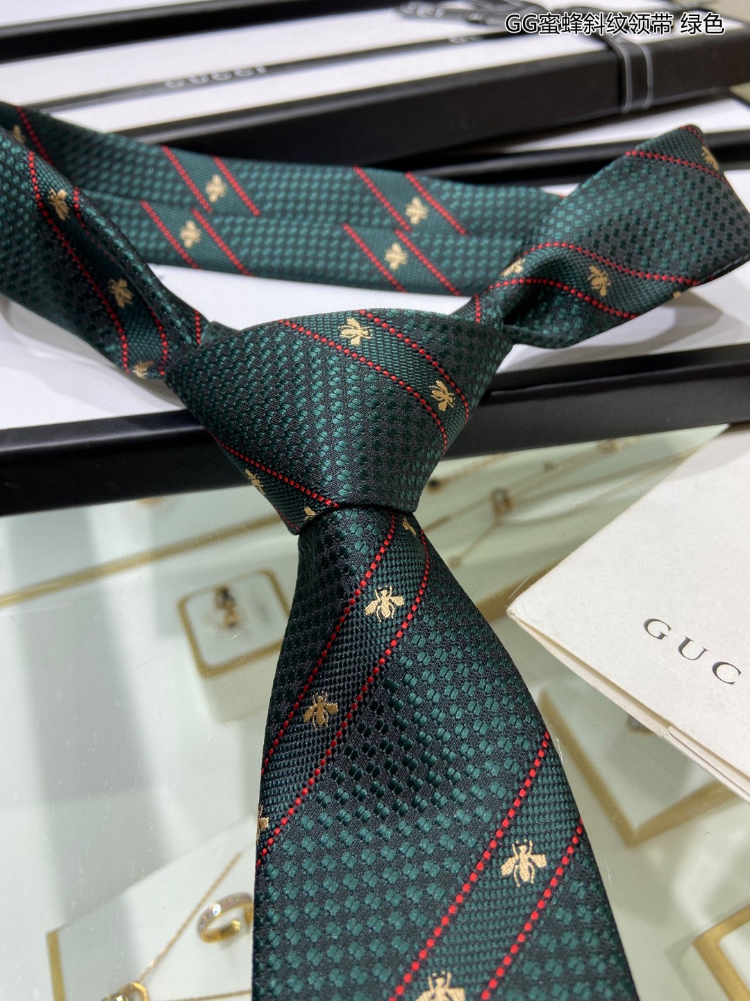 上新G家男士领带系列GG蜜蜂斜纹领带稀有展现精湛手工与时尚优雅的理想选择这款领带将标志性的主题动物小蜜蜂