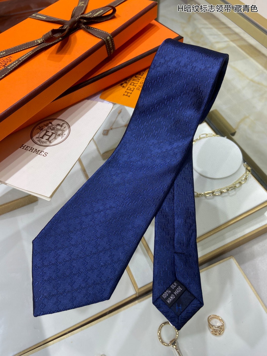 男士新款领带系列H暗纹标志领带稀有H家每年都有一千条不同印花的领带面世从最初的多以几何图案表现骑术活动为