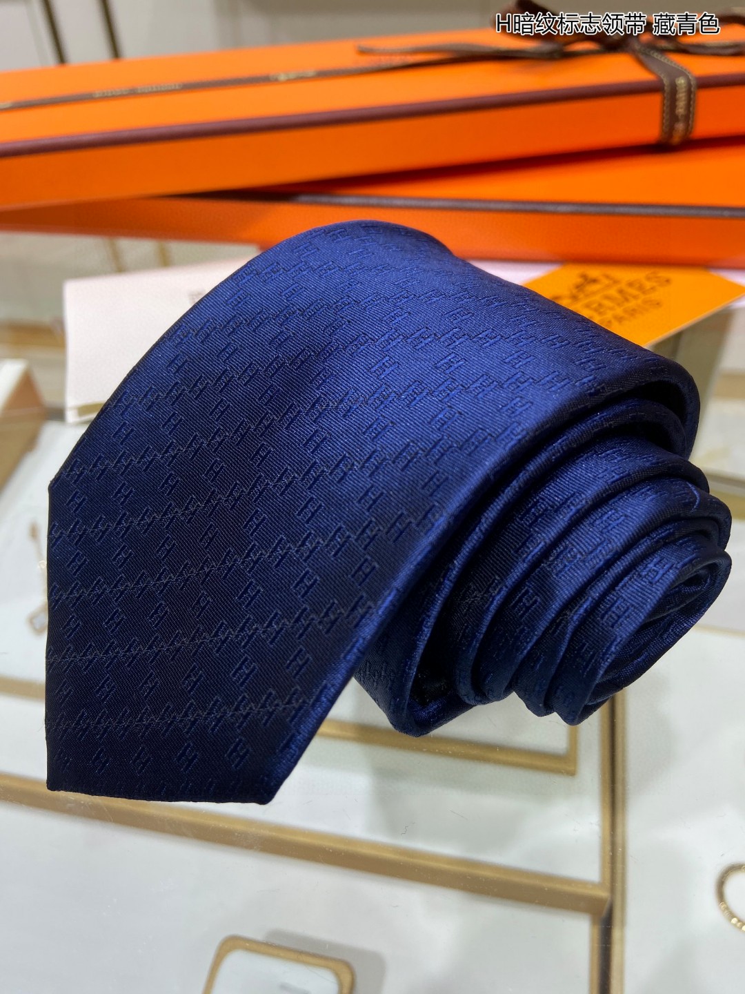 男士新款领带系列H暗纹标志领带稀有H家每年都有一千条不同印花的领带面世从最初的多以几何图案表现骑术活动为