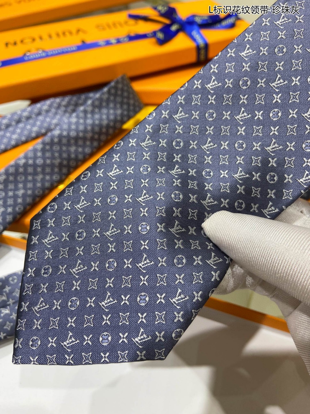 男士领带系列L标识花纹领带稀有MonogramClassic领带将经典路易威登风格与精细做工有机结合斑点