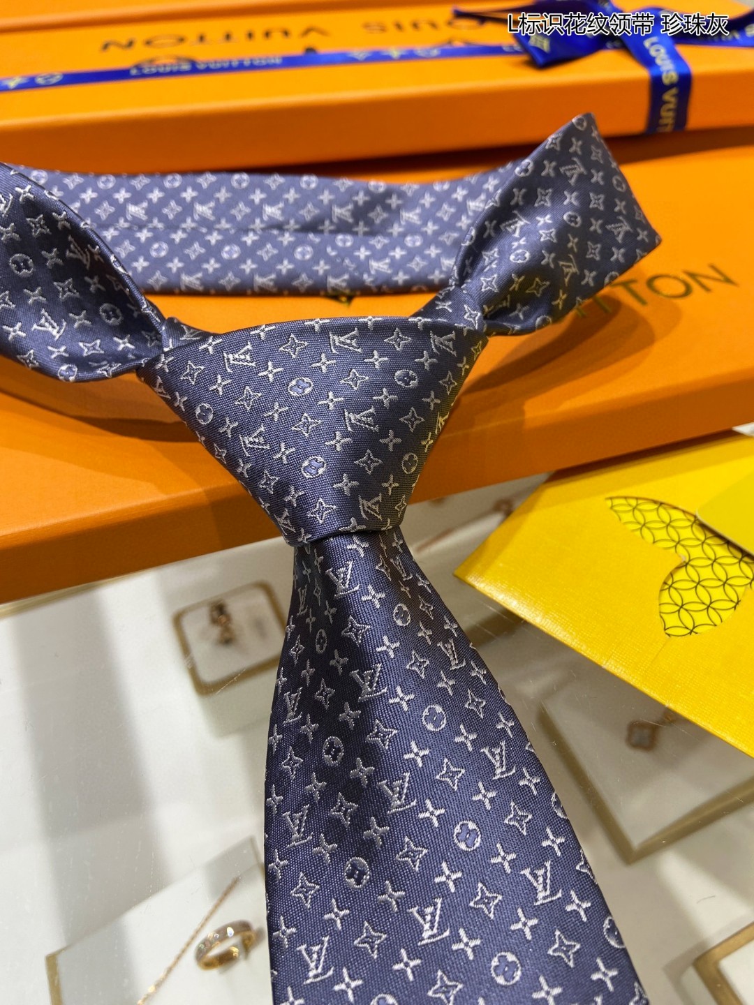 男士领带系列L标识花纹领带稀有MonogramClassic领带将经典路易威登风格与精细做工有机结合斑点