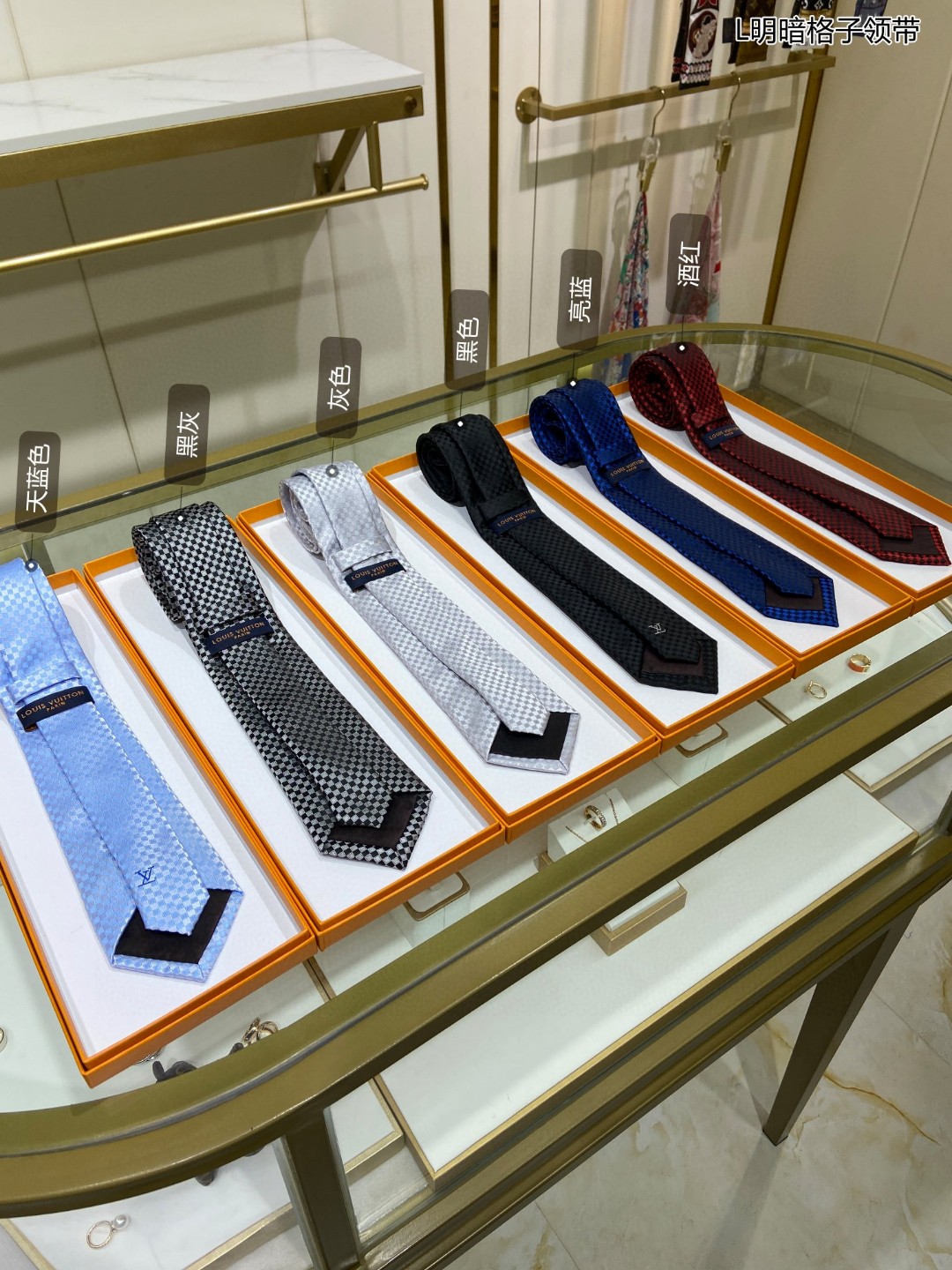 专柜同步男士领带系列L明暗格子领带稀有展现精湛手工与时尚优雅的理想选择这款领带将标志性的Damier图案