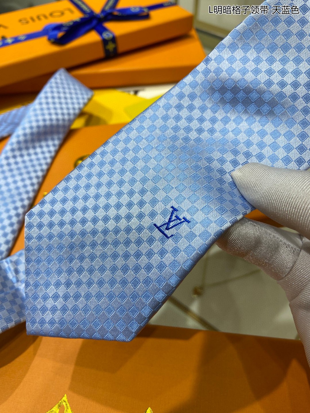 专柜同步男士领带系列L明暗格子领带稀有展现精湛手工与时尚优雅的理想选择这款领带将标志性的Damier图案