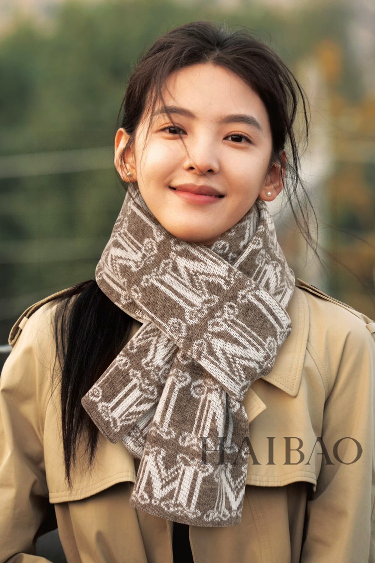 NO:173224,[M letter double-sided long scarf] hot-selling new model!  I like the niche and non-similar models recommended!  】Fashionable winter!  !  Very low-key and luxurious, exquisite and atmospheric simple design, high-end and fashionable, recommended, the feeling of the upper body really exudes an extraordinary temperament!  !  It comes from women who love it~ It’s beautiful again!  !  It has its own high-end aura, the unique high-end elegance of M's family, and a stable 