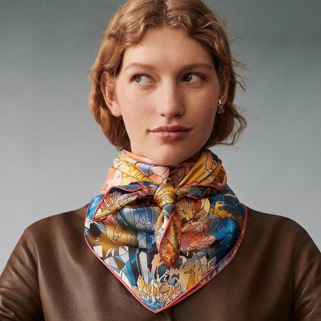 NO:172900,High-end customization, I think it looks good if I buy it [Crystal Valley Double-Side 90] Silk Square Scarf, Top-level craftsmanship and super value Hermes counter hits three-dimensional presentation pattern and pattern physical objects, very high grade, special craftsmanship and high-end research and development, and come out, special cutting-edge craftsmanship processing is loved by Bai Fumei. Whether it is quality, style, price, they scream, super high cost performance, absolutely worth buying the top 18 Mm twill silk double-sided same-color printing, size 90cm*90cm, high-version scarf, hermes, real silk19860909高端定制 买了都说好看推荐【水晶之谷双面90】真丝方巾,顶级工艺超值爱马仕专柜爆款立体呈现图案纹路实物档次极高特殊工艺高端研发惊艳问世特殊尖端工艺处理受到白富美的喜欢 无论是品质 款式 价格都令大牌控的她们尖叫 超高性价比 绝对值得入手顶级18姆米斜纹真丝双面同色印花,尺寸90cm*90cm,高版本围巾,hermes,real silk,scarf