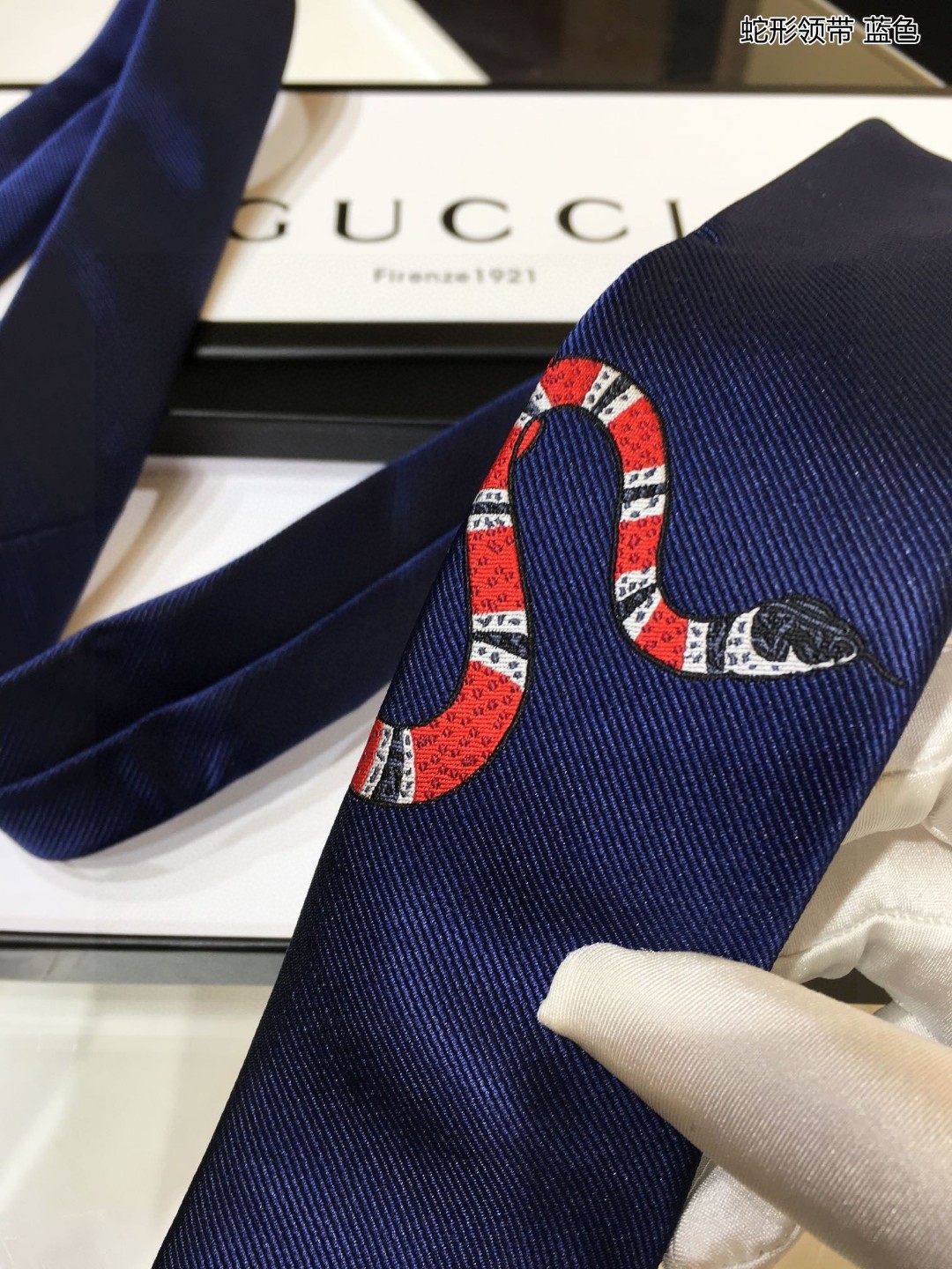 G家男士领带系列蛇形领带稀有采用经典主题动物绣花展现精湛手工与时尚优雅的理想选择这款领带将标志性完美的结