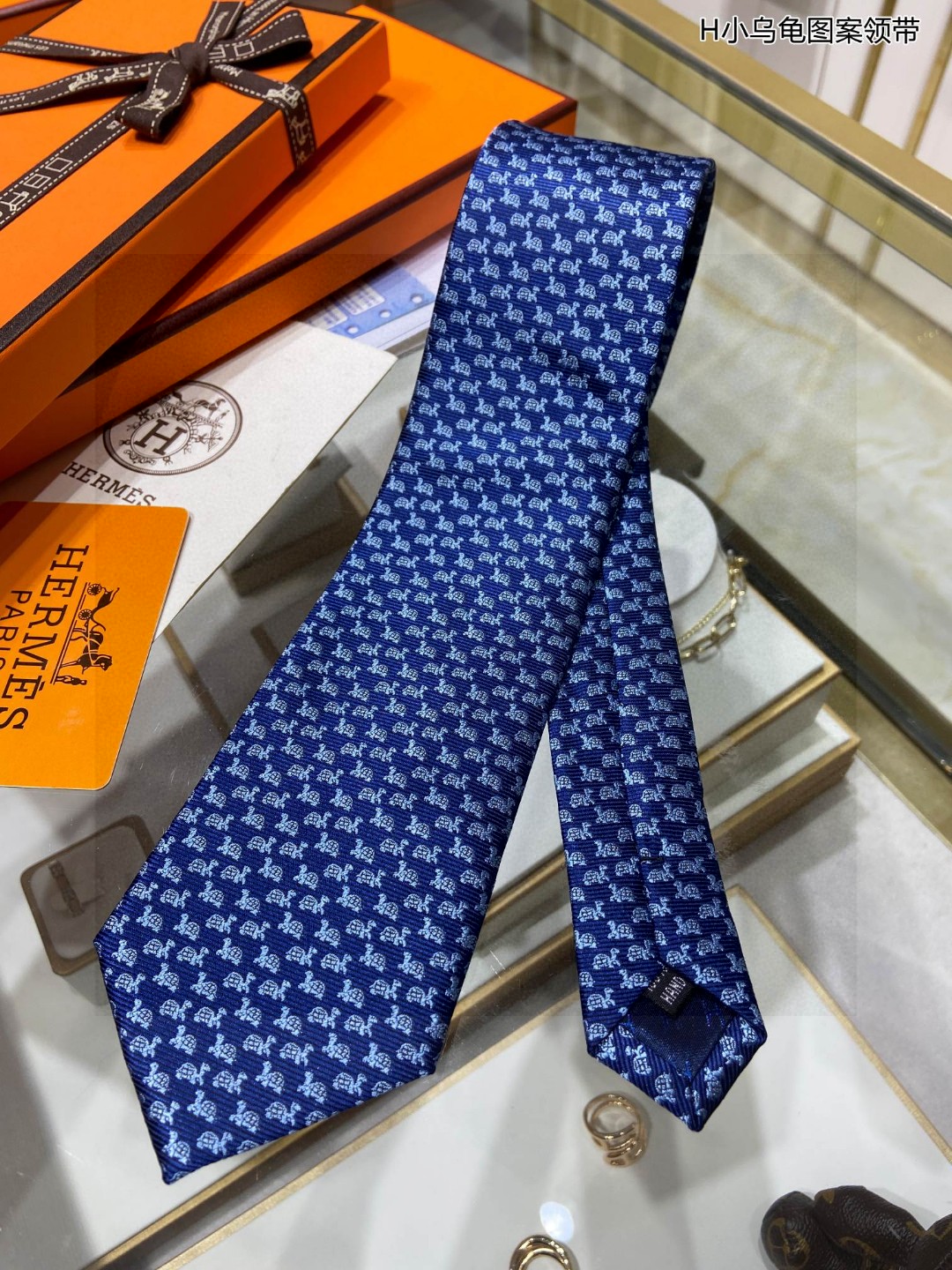 男士新款领带系列H小乌龟图案领带稀有H家每年都有一千条不同印花的领带面世从最初的多以几何图案表现骑术活动
