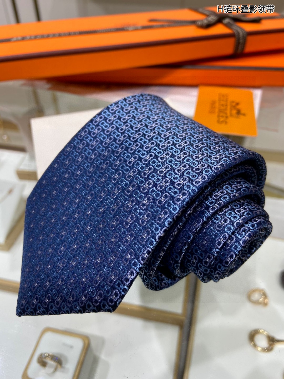 男士新款领带系列H连环叠影领带稀有H家每年都有一千条不同印花的领带面世从最初的多以几何图案表现骑术活动为