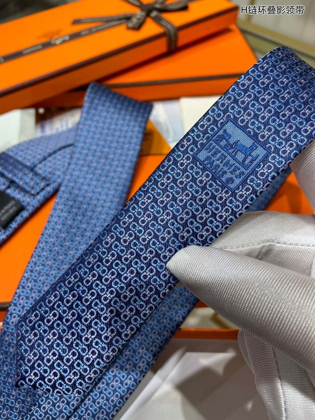 男士新款领带系列H连环叠影领带稀有H家每年都有一千条不同印花的领带面世从最初的多以几何图案表现骑术活动为