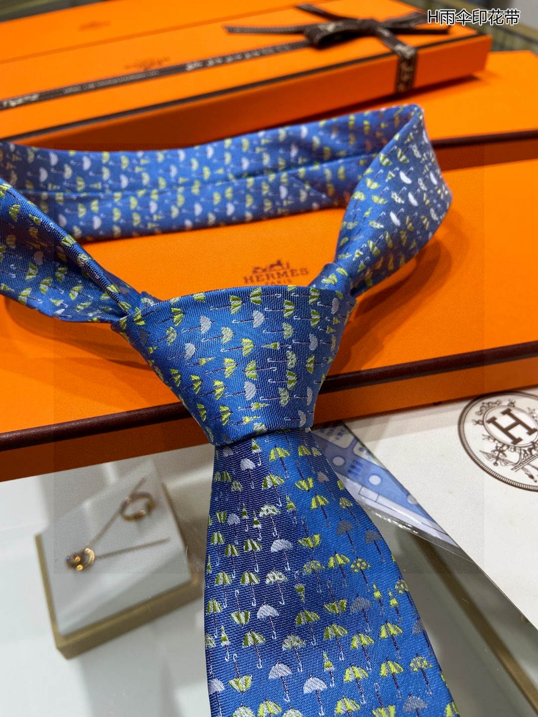 男士新款领带系列H雨伞印花领带稀有H家每年都有一千条不同印花的领带面世从最初的多以几何图案表现骑术活动为