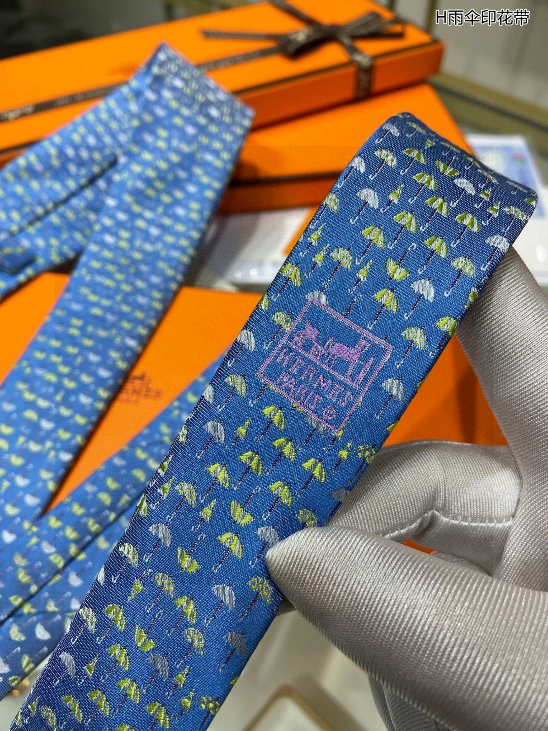 男士新款领带系列H雨伞印花领带稀有H家每年都有一千条不同印花的领带面世从最初的多以几何图案表现骑术活动为