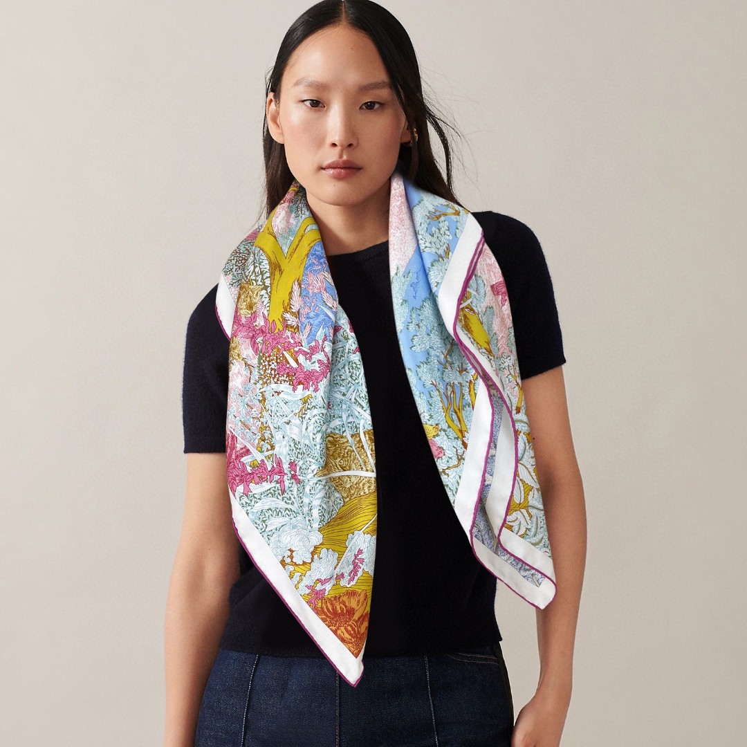 NO:172907,High-end customization is recommended. Recommended [Return to natural double-sided and double-color 90] Silk square scarf, double-sided and double-color 90, top-level craftsmanship and value Hermes counter hot products are presented with three-dimensional patterns and patterns, extremely high grade special craftsmanship and high-end research and development are amazingly launched. Special cutting-edge technology processing is loved by Bai Fumei. Whether it is quality, style, price, they scream, super high cost performance, absolutely worth buying. Size 90*90cm, top-level 18 Mmisan silk, high-end scarf, hermes, real silk19860909高端定制买了都说好看推荐【回归自然双面双色90】真丝方巾,双面双色双用,顶级工艺超值爱马仕专柜爆款立体呈现图案纹路实物档次极高特殊工艺高端研发惊艳问世特殊尖端工艺处理受到白富美的喜欢 无论是品质 款式 价格都令大牌控的她们尖叫 超高性价比 绝对值得入手尺寸90*90cm,顶级18姆米桑蚕丝,高版本围巾,hermes,real silk,scarf