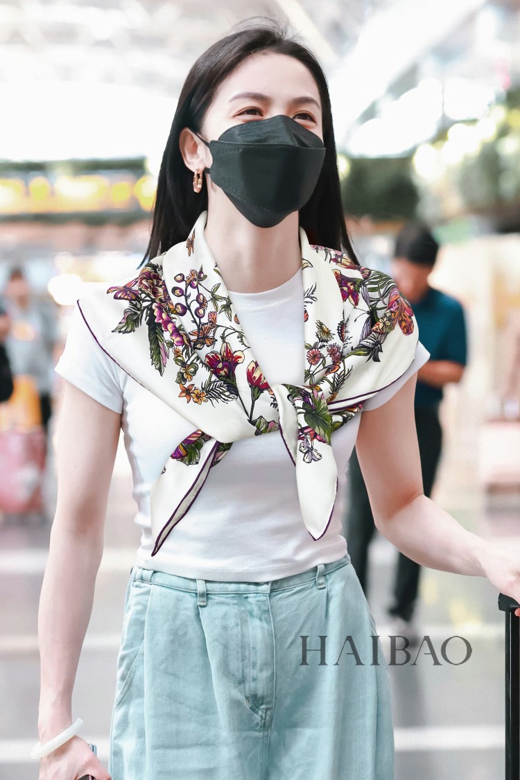 NO:172934,The new Dior counter also launched a new double-sided and same-color silk square scarf. It is sold very well. Only when the upper body is on, you will know her beauty, fashionable and full of big brand style. The most important thing is that the skin looks white and tender and eye-catching. It adopts a printed style and shows it to the fullest!  There is a reason to sell the fire!  Not as simple as being beautiful!  Size 90*90cm, top 18 Mmisan silk, hand-made curled craftsmanship, high-version scarf, dior, real silk19860909新 迪奥专柜同步上新双面同色真丝方巾 卖的超爆的,上身才会知道她的美,洋气、大牌范十足.最要紧的是,显的皮肤很白嫩还特吸睛.采用印花风格,彰显的淋漓尽致！卖的火是有理由的！不是单纯的漂亮这么简单！尺寸90*90cm,顶级18姆米桑蚕丝,手工卷边工艺,高版本围巾,dior,real silk,scarf