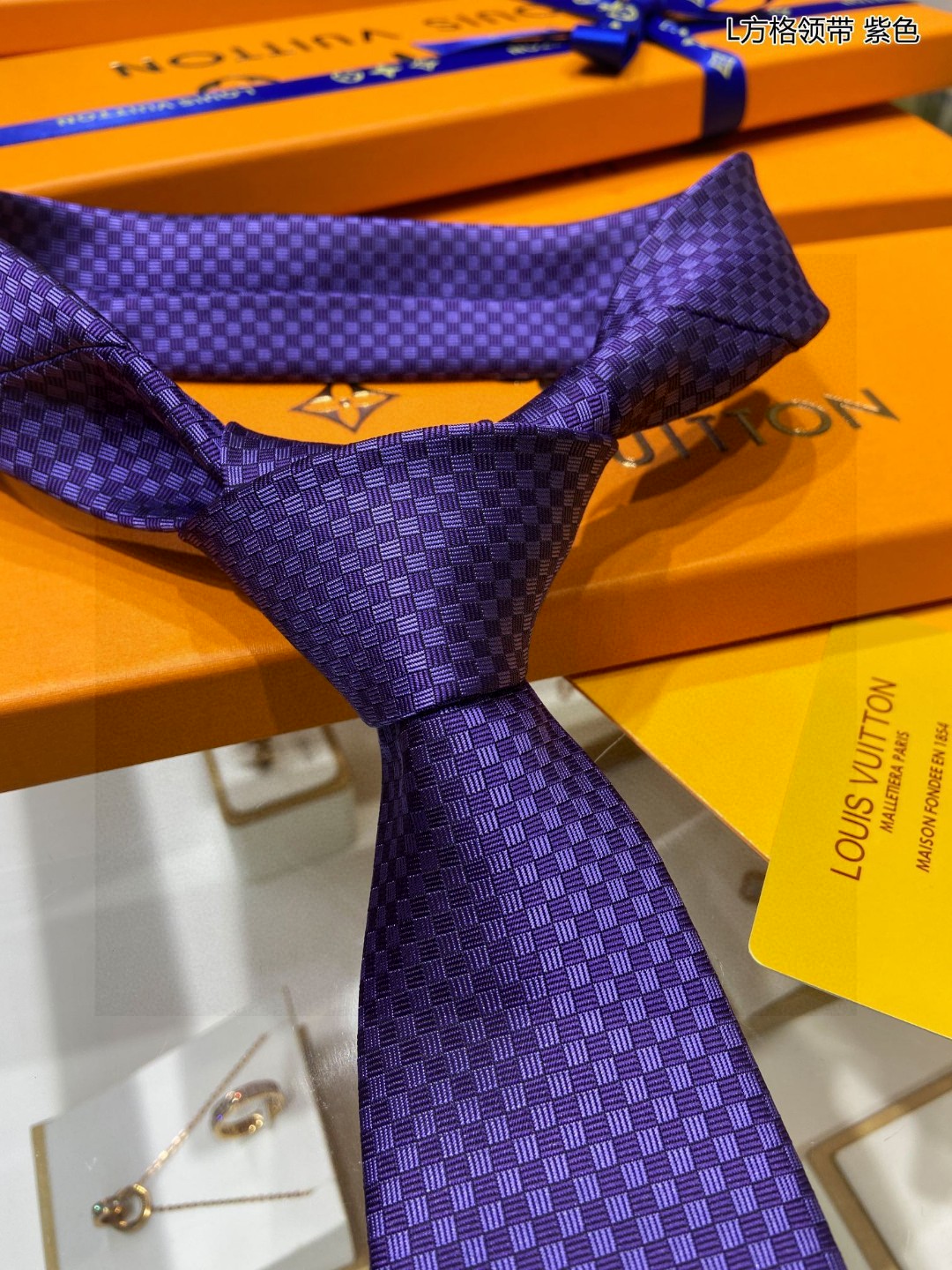 专柜同步男士领带系列L方格领带稀有展现精湛手工与时尚优雅的理想选择这款领带将标志性的Damier图案以同