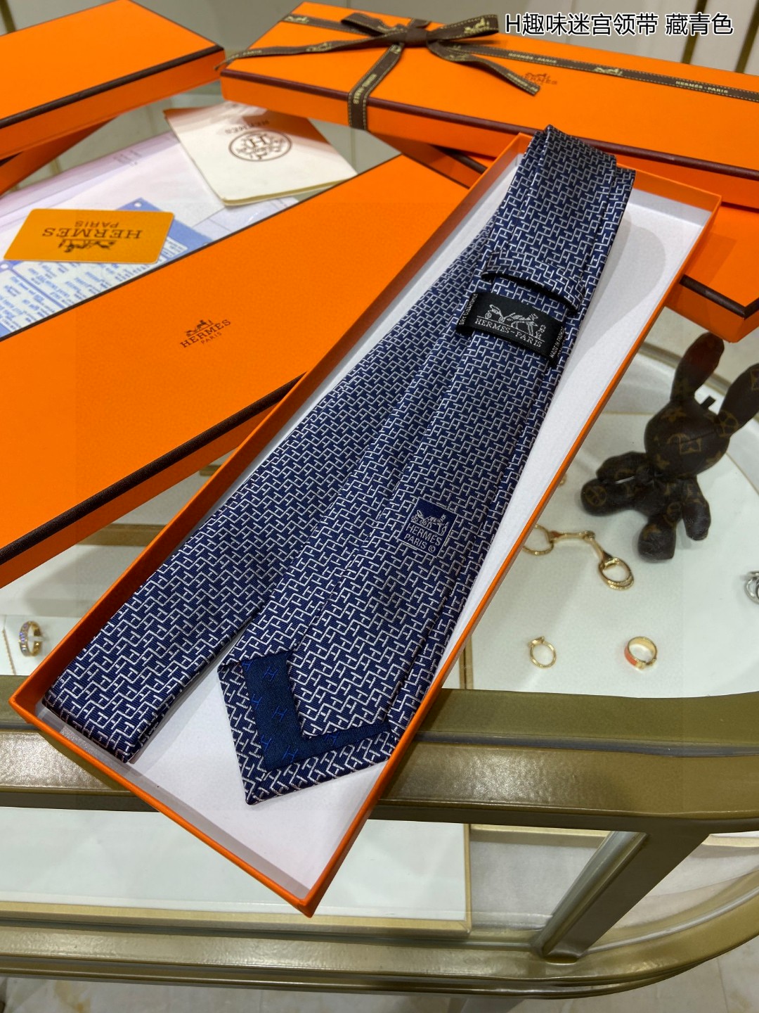男士新款领带系列H趣味迷宫领带稀有H家每年都有一千条不同印花的领带面世从最初的多以几何图案表现骑术活动为