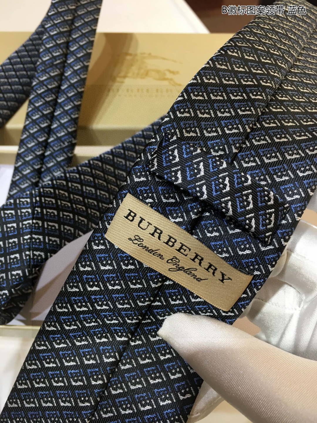 B小徽标领带这款绝了专柜即将售磬实物真的很美巴宝莉男士博柏利爆款TB标志领带稀有展现精湛手工与时尚优雅的