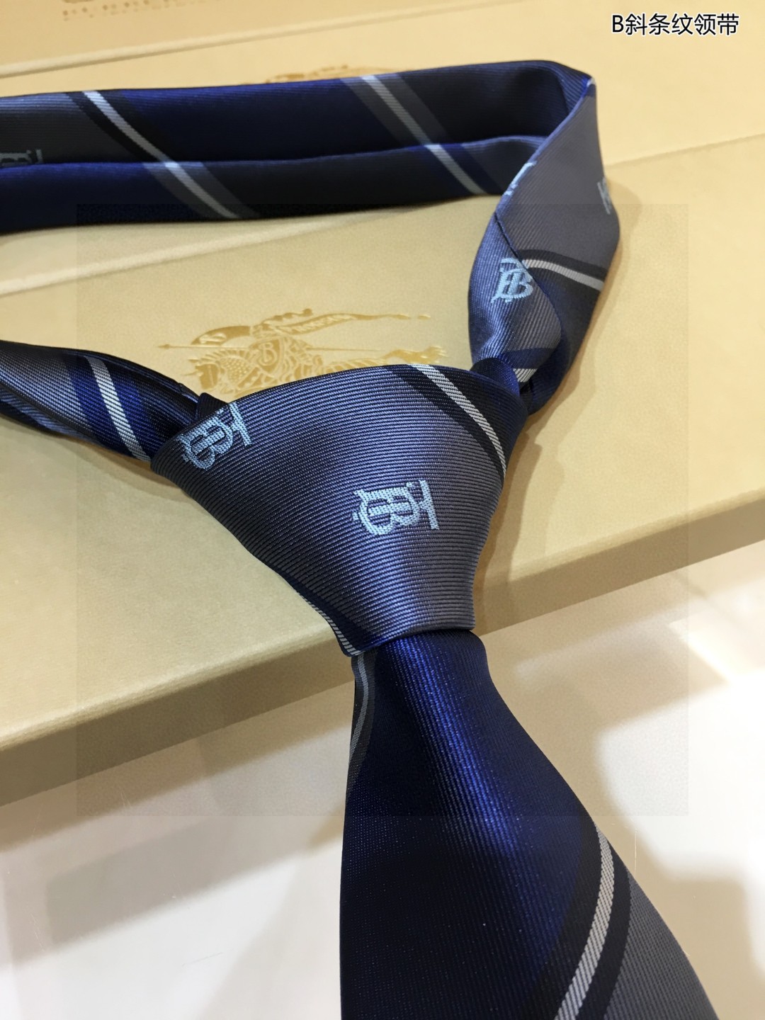 B斜条纹领带这款绝了专柜即将售磬实物真的很美巴宝莉男士博柏利爆款TB标志领带稀有展现精湛手工与时尚优雅的