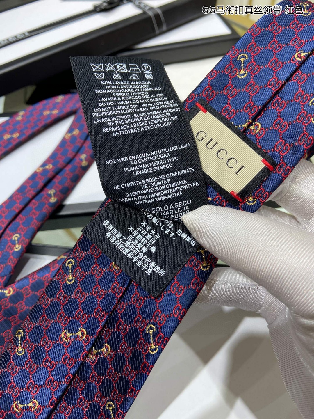 上新特价G家男士领带系列GG马衔扣真丝领带稀有展现精湛手工与时尚优雅的理想选择这款领带将标志性的主题动物