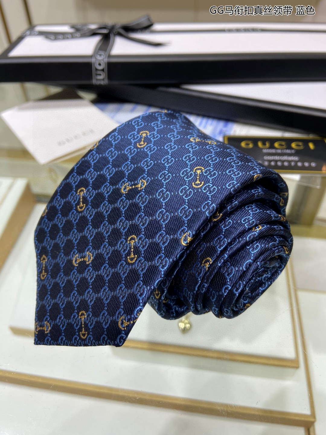 上新特价G家男士领带系列GG马衔扣真丝领带稀有展现精湛手工与时尚优雅的理想选择这款领带将标志性的主题动物