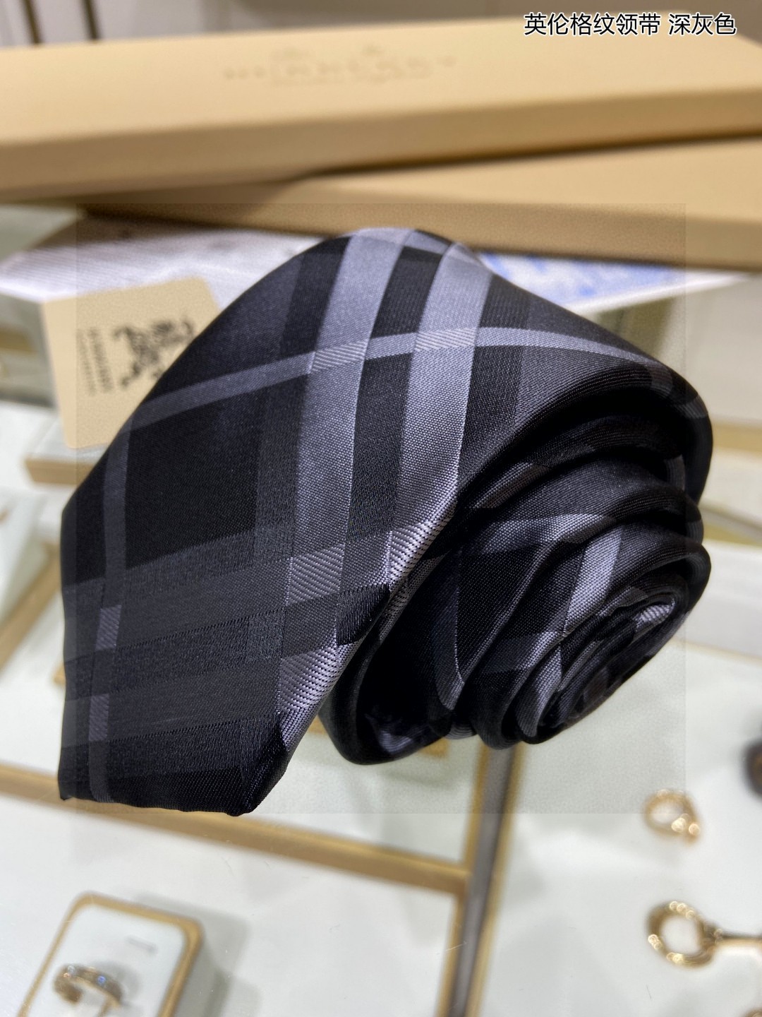 B家专柜同步特价男士英伦格纹领带稀有展现精湛手工与时尚优雅的理想选择这款采用B家最具标志性的Vintag