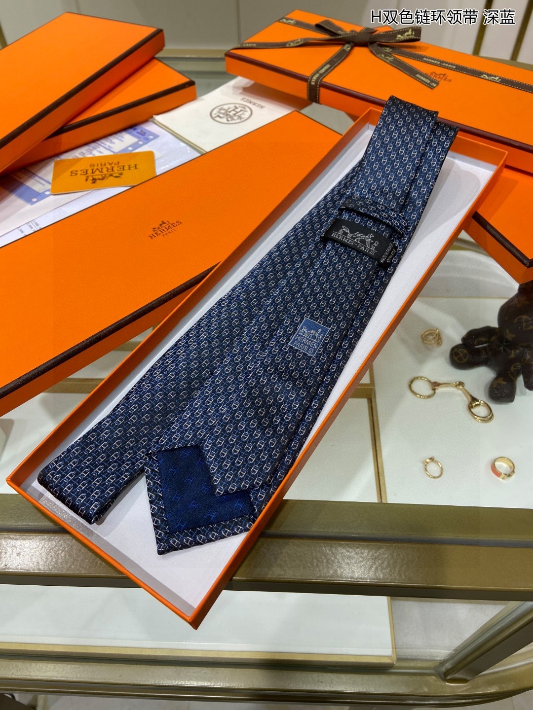男士新款领带系列H双色链环领带稀有H家每年都有一千条不同印花的领带面世从最初的多以几何图案表现骑术活动为