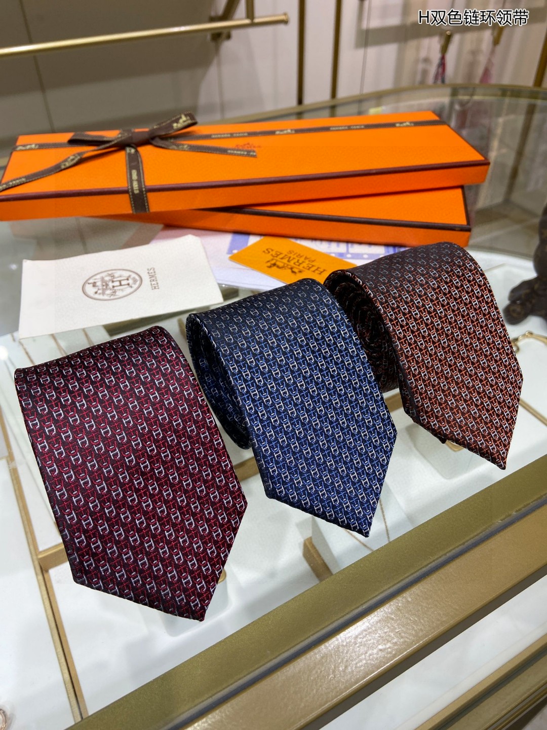 男士新款领带系列H双色链环领带稀有H家每年都有一千条不同印花的领带面世从最初的多以几何图案表现骑术活动为