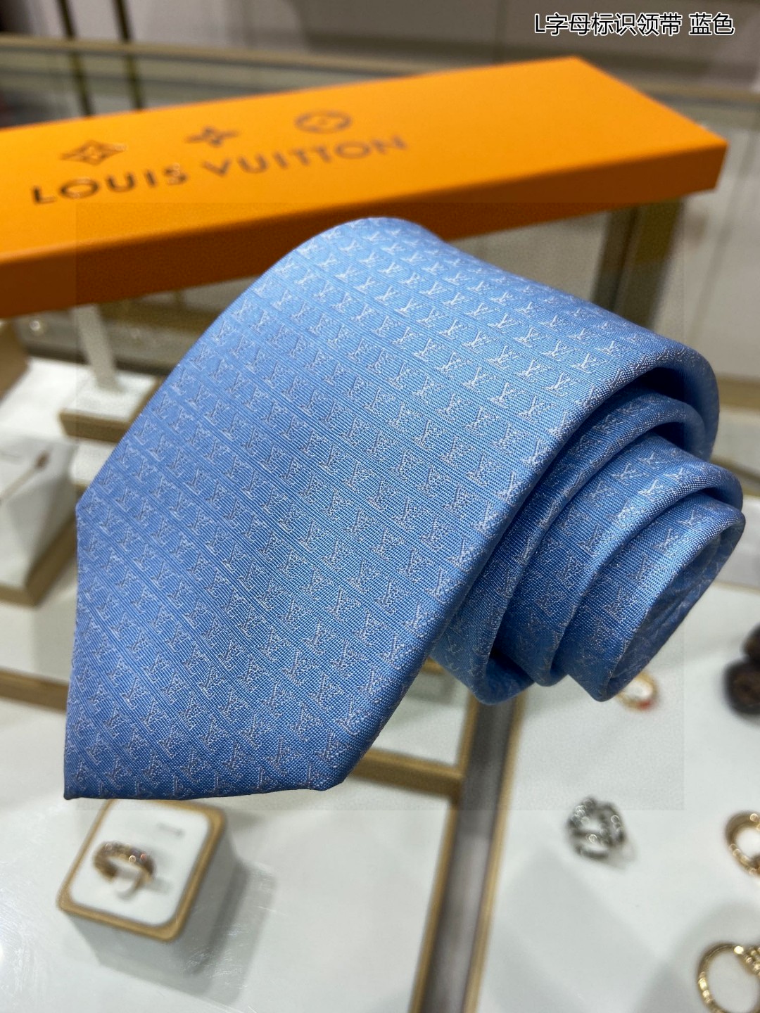 特价男士领带系列L字母标识领带稀有展现精湛手工与时尚优雅的理想选择此款真丝织就的DiamondsV领带以