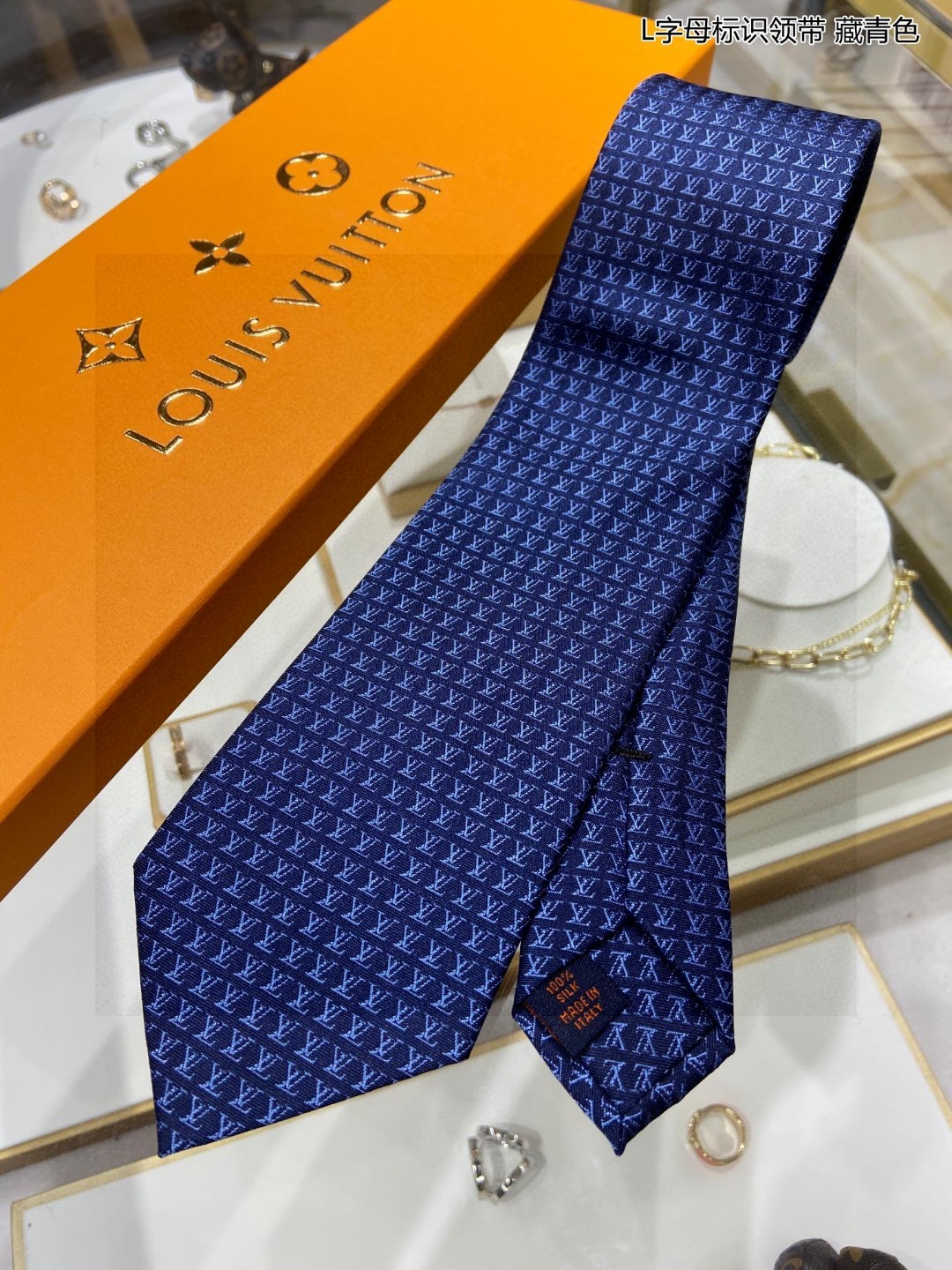 特价男士领带系列L字母标识领带稀有展现精湛手工与时尚优雅的理想选择此款真丝织就的DiamondsV领带以