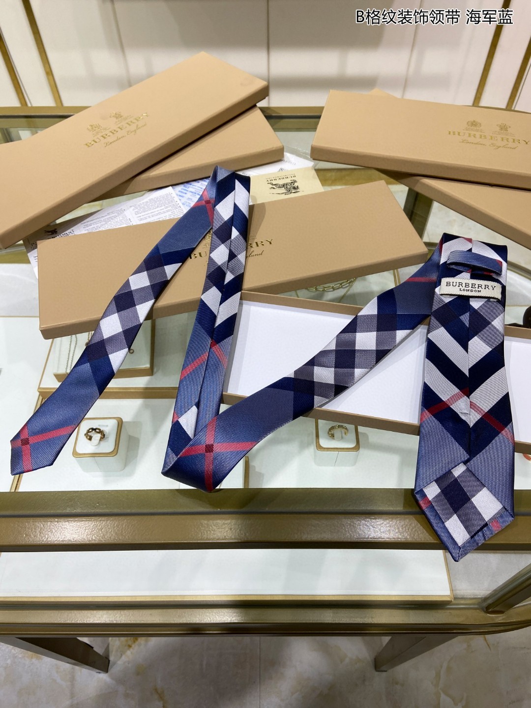 B家专柜同步特价男士格纹装饰领带稀有展现精湛手工与时尚优雅的理想选择这款采用B家最具标志性的Vintag