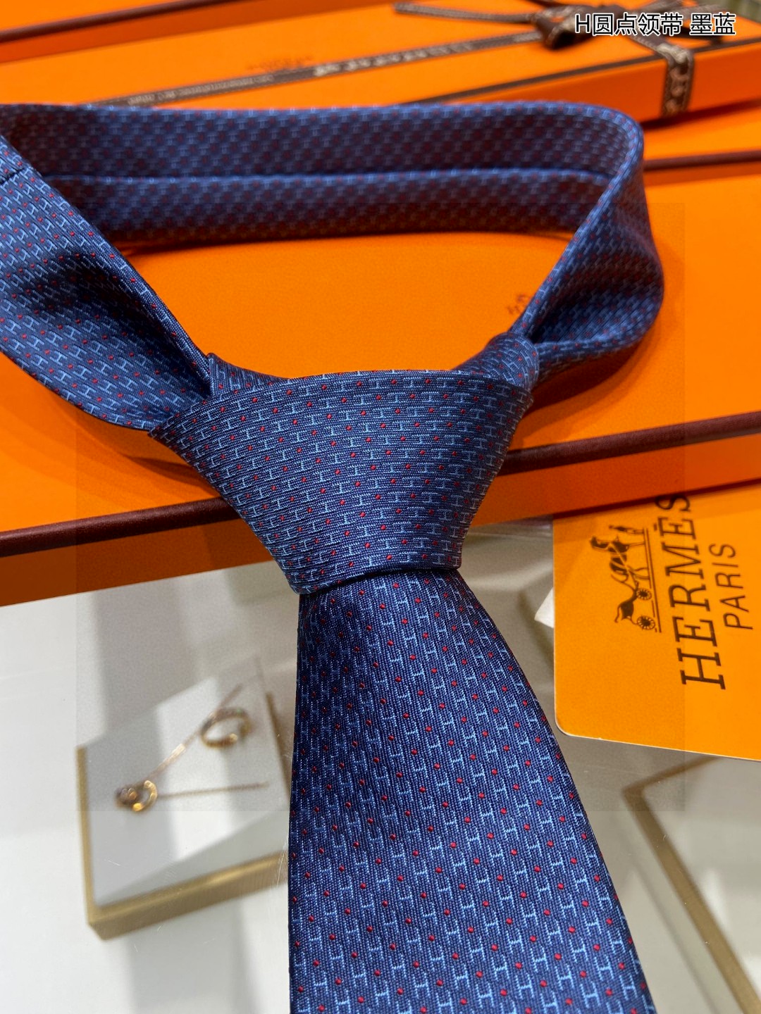 特价男士新款领带系列H圆点领带稀有H家每年都有一千条不同印花的领带面世从最初的多以几何图案表现骑术活动为
