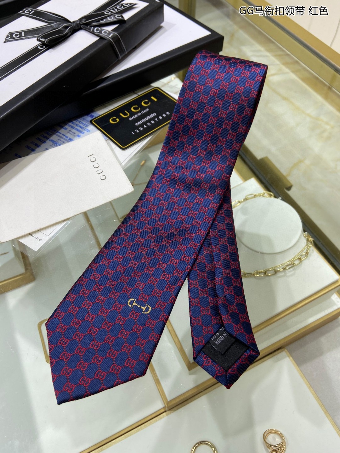 上新特价G家男士领带系列GG马衔扣领带稀有展现精湛手工与时尚优雅的理想选择这款领带将标志性的主题动物小蜜