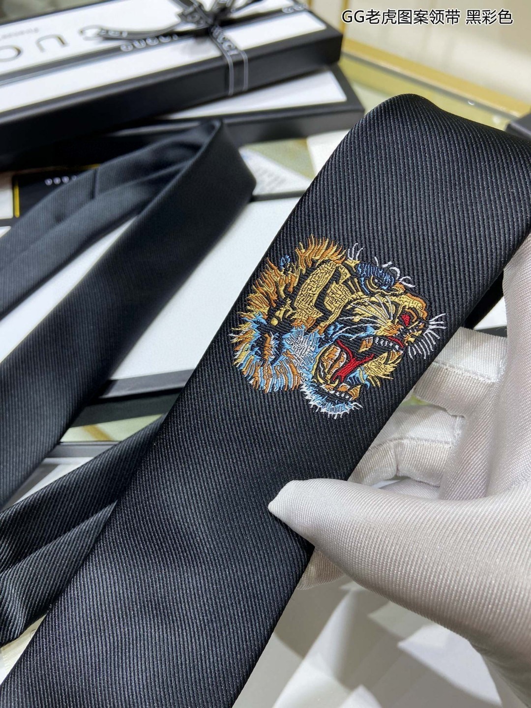 上新特价G家男士领带系列GG老虎图案领带稀有展现精湛手工与时尚优雅的理想选择这款领带将标志性的主题动物小