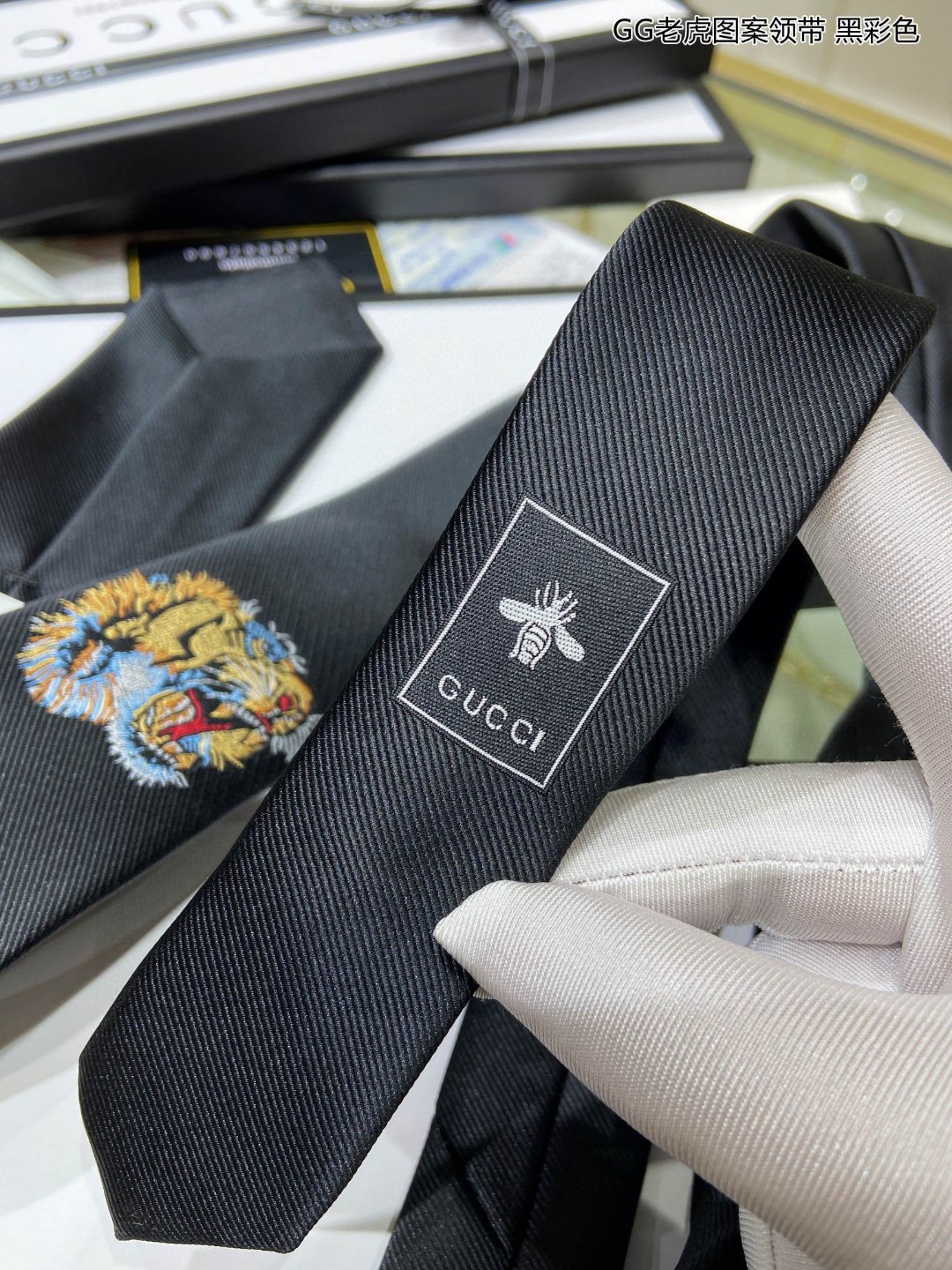 上新特价G家男士领带系列GG老虎图案领带稀有展现精湛手工与时尚优雅的理想选择这款领带将标志性的主题动物小