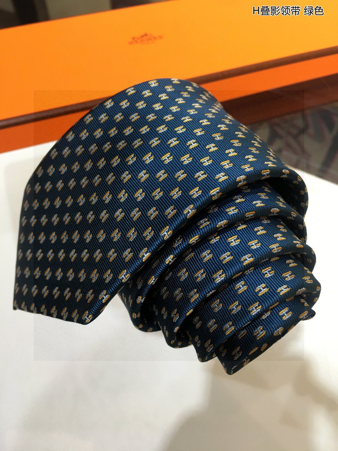 特价男士新款领带系列H叠影领带稀有H家每年都有一千条不同印花的领带面世从最初的多以几何图案表现骑术活动为