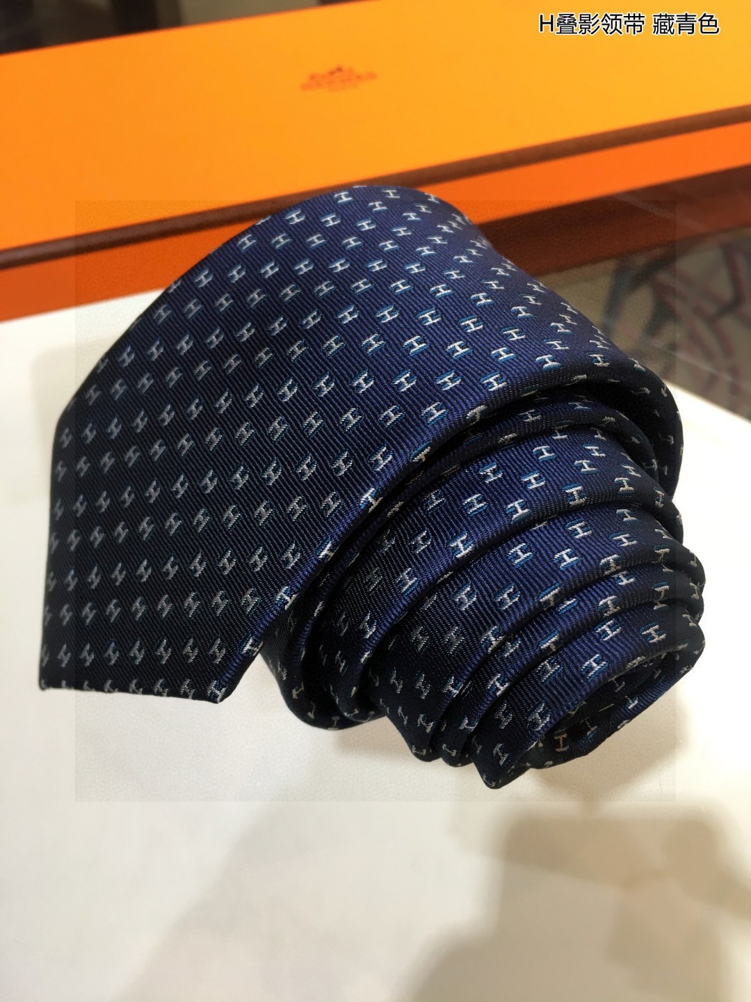 特价男士新款领带系列H叠影领带稀有H家每年都有一千条不同印花的领带面世从最初的多以几何图案表现骑术活动为