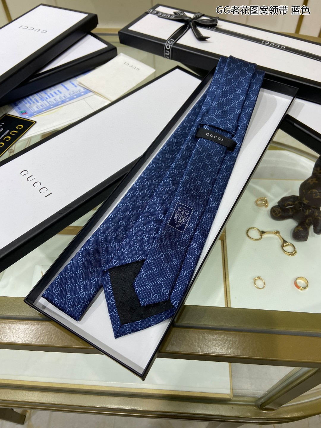 特价G家男士领带系列GG老花图案领带稀有采用经典小GLOGO提花展现精湛手工与时尚优雅的理想选择这款领带
