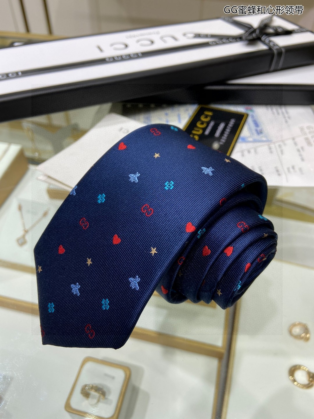 特价G家男士领带系列GG蜜蜂和心形领带稀有采用经典主题动物绣花展现精湛手工与时尚优雅的理想选择这款领带将