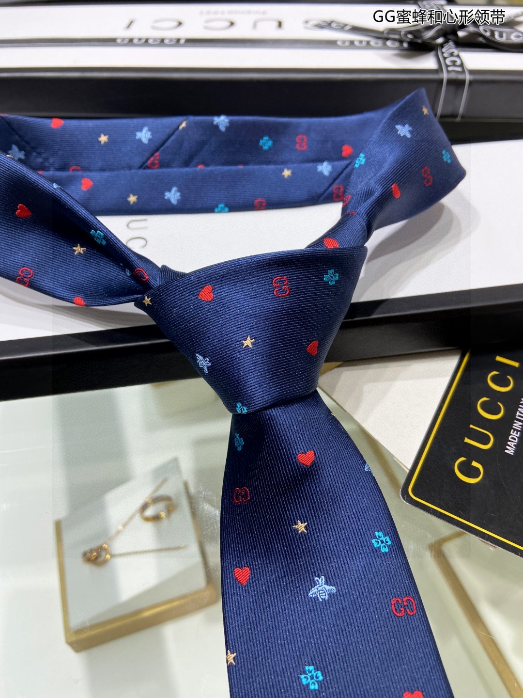 特价G家男士领带系列GG蜜蜂和心形领带稀有采用经典主题动物绣花展现精湛手工与时尚优雅的理想选择这款领带将