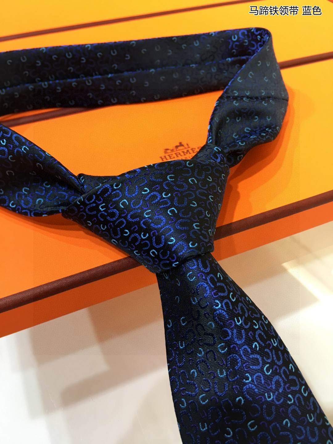 特价男士新款领带系列马蹄铁领带稀有H家每年都有一千条不同印花的领带面世从最初的多以几何图案表现骑术活动为