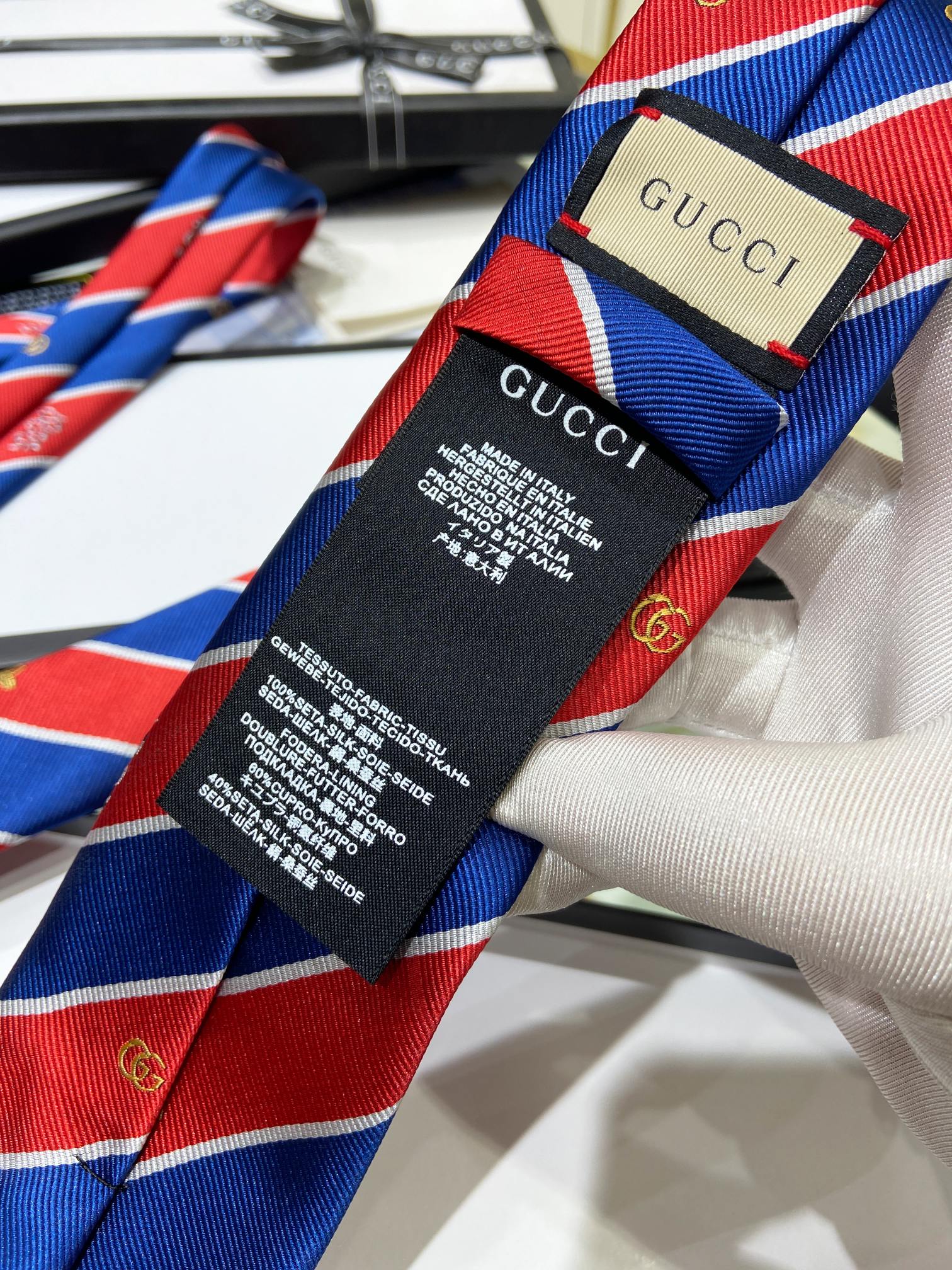 上新特价G家专柜新款男士领带稀有采用经典小G搭配交叉线条格纹展现精湛手工与时尚优雅的理想选择这款领带将标