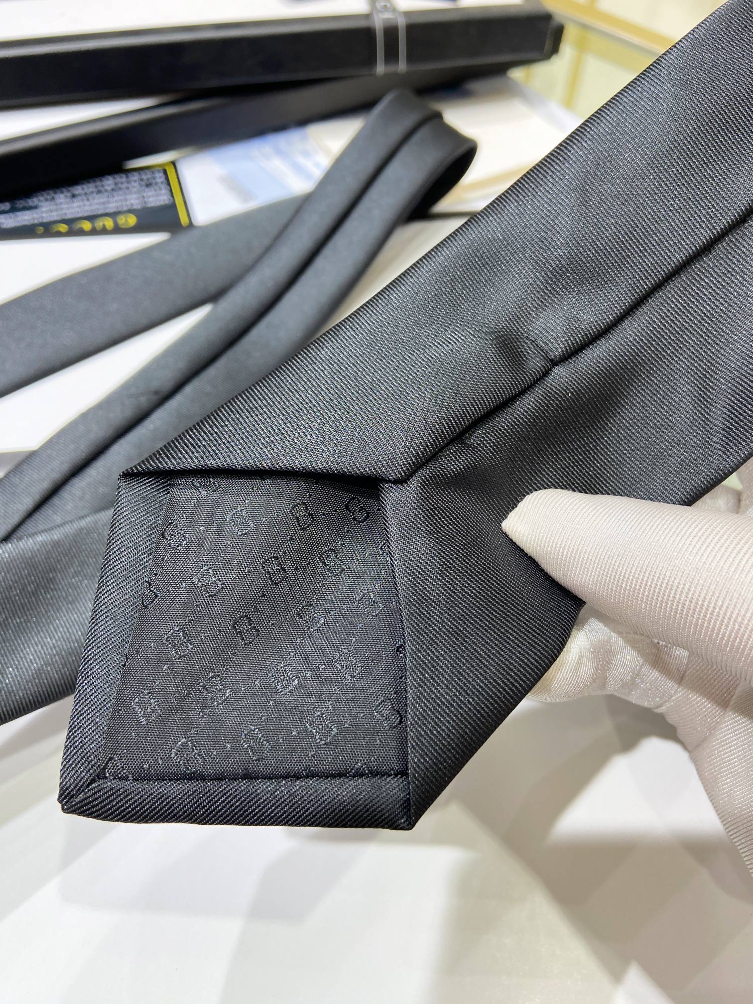 特价G家男士领带系列蜜蜂领带稀有采用经典主题动物绣花展现精湛手工与时尚优雅的理想选择这款领带将标志性完美