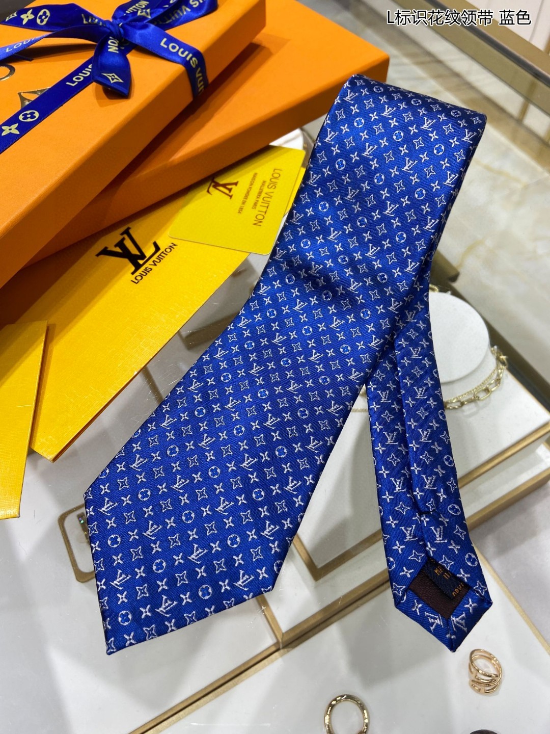特价男士领带系列L标识花纹领带稀有MonogramClassic领带将经典路易威登风格与精细做工有机结合