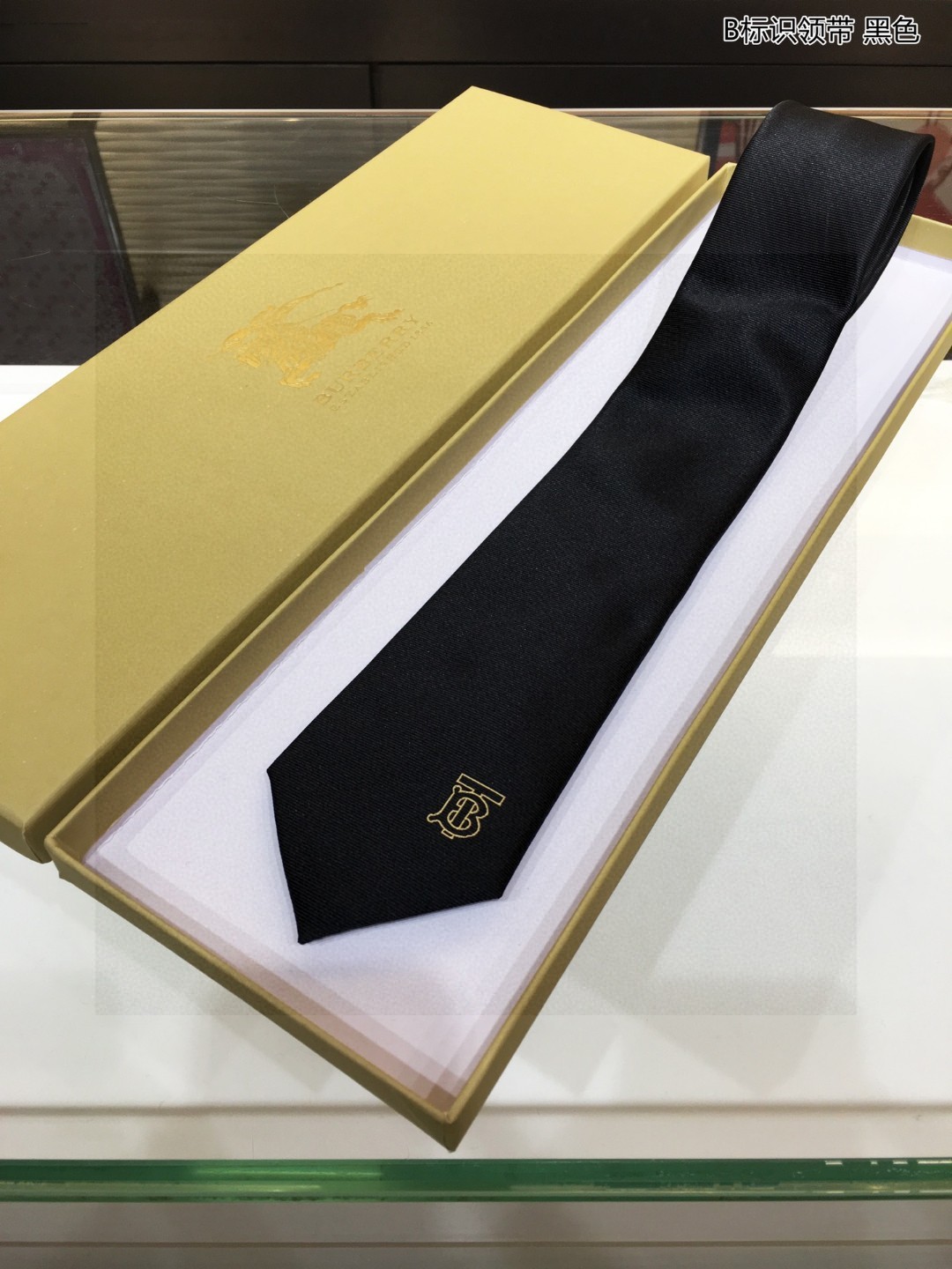 B家新款领带特价男士B标识领带稀有展现精湛手工与时尚优雅的理想选择这款采用B家最具标志性字母标示LOGO