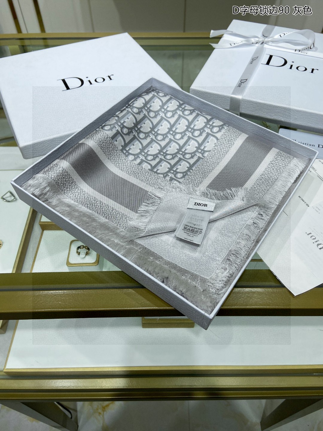 爆款真丝来啦Dior最最新的专柜主打款D字母锁边90真丝方巾度假及日常都非常好搭配的款订单私流一看到就想