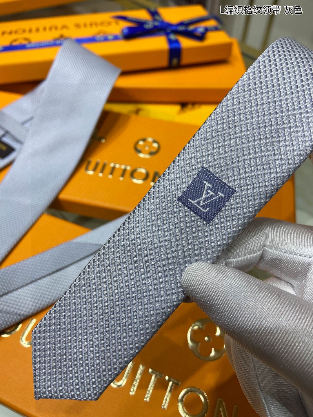 特价男士领带系列L编织格纹领带稀有展现精湛手工与时尚优雅的理想选择此款真丝织就的DiamondsV领带以