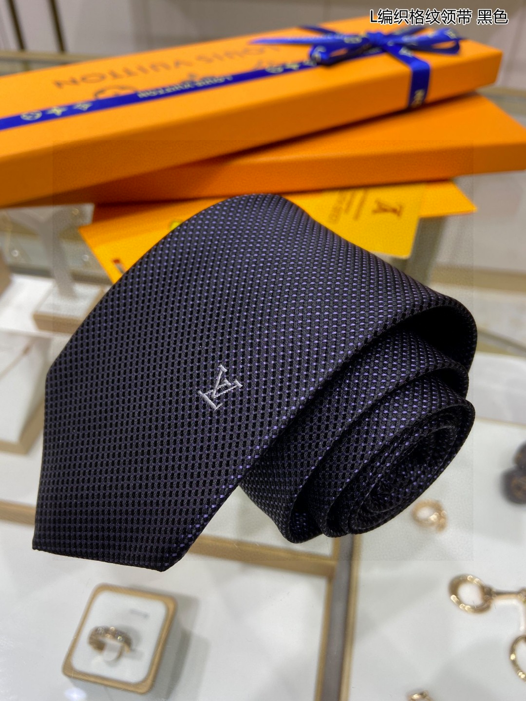 特价男士领带系列L编织格纹领带稀有展现精湛手工与时尚优雅的理想选择此款真丝织就的DiamondsV领带以