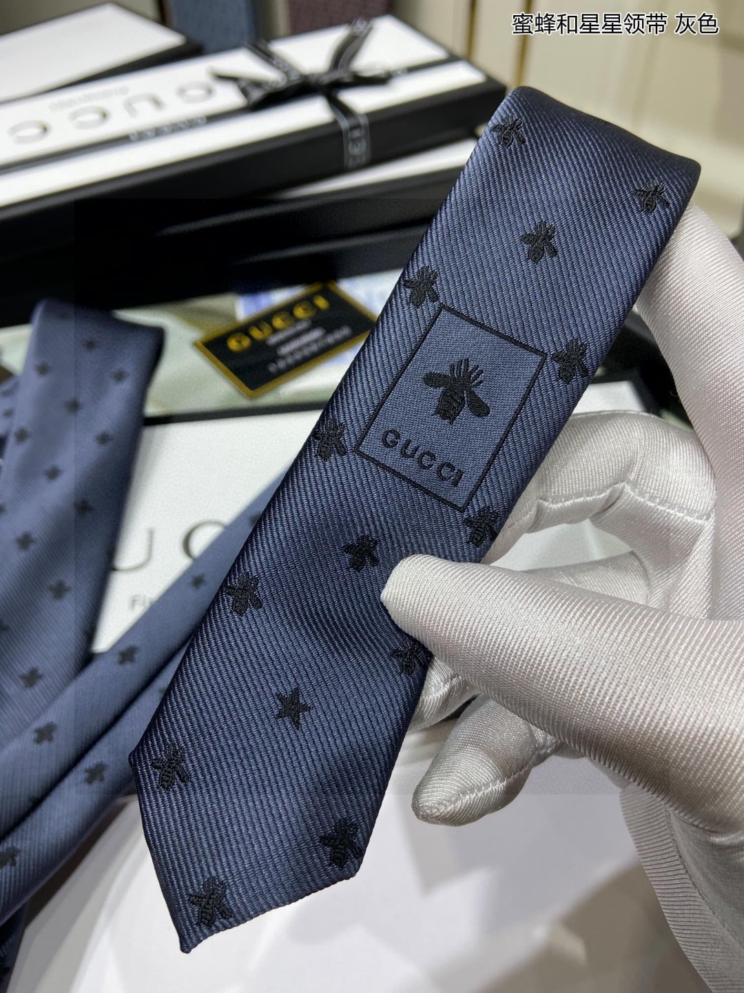 特价G家男士领带系列蜜蜂和星星领带稀有展现精湛手工与时尚优雅的理想选择这款领带将标志性的主题动物小蜜蜂与