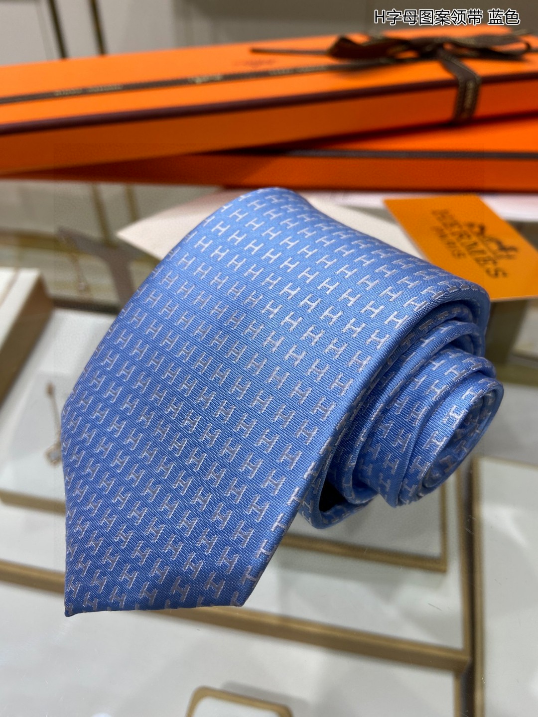 特价男士新款领带系列H字母图案领带稀有H家每年都有一千条不同印花的领带面世从最初的多以几何图案表现骑术活