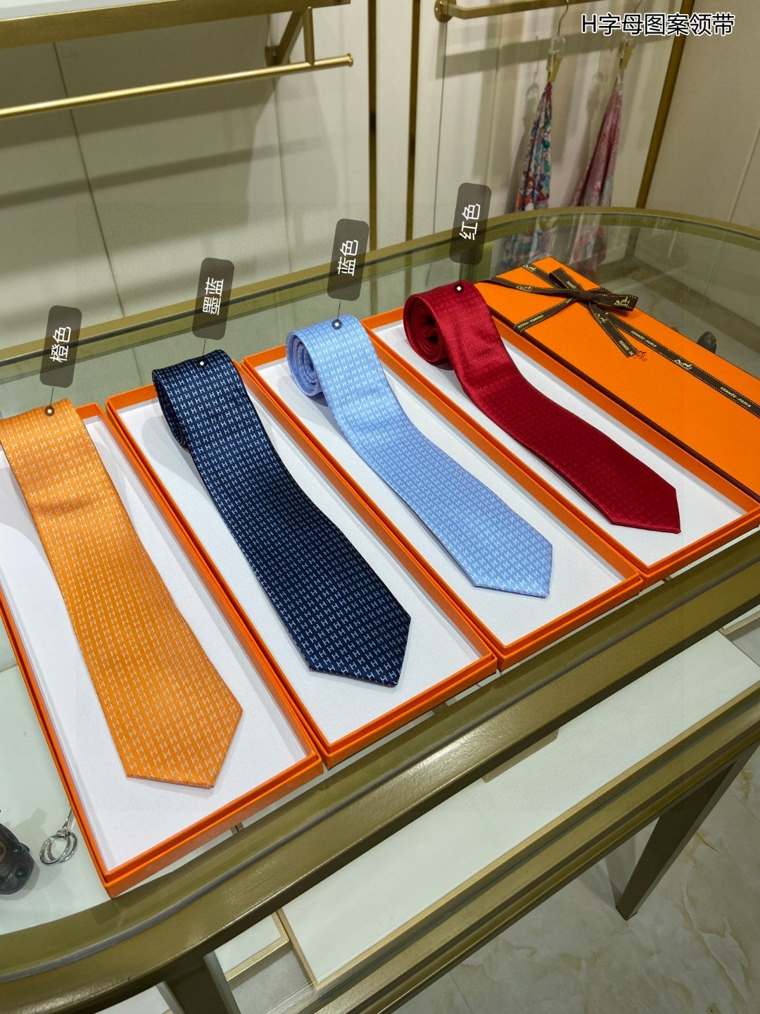 特价男士新款领带系列H字母图案领带稀有H家每年都有一千条不同印花的领带面世从最初的多以几何图案表现骑术活